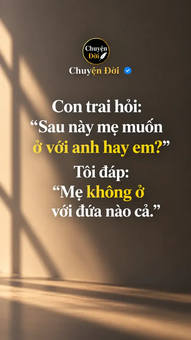 Ảnh minh họa Con trai hỏi “Sau này mẹ muốn ở với anh hay em” Tôi đáp “Mẹ không ở với đứa nào cả.” Bữa cơm hôm ấy chỉ có ba mẹ con. Đang ăn, thằng anh bỗng hỏi “Mẹ này, sau này mẹ già, mẹ muốn ở với con hay em”
